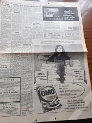 Hürriyet Gazetesi - Turkish Newspaper - 24 Aralık 1968 - büyük denemenin en mühim günü fotoğraf - Apollo 8 Ay etrafında dönüşe başlıyor - Bir balon Ay'a gitmiş diyorlar Bir hafta sonra dövecekmiş ancak 17. Asrın bir ninnisi bugün gerçek oluyor - İnce Memed'in devamını Yaşar Kemal Hürriyet için yazdı - kalp nakli için bekleyen alıcı hasta Refik Kum öldü - Süleyman Demirel özel Bayram ziyaretini aktör Muammer Karaca'ya yaptı fotoğraf - yakında Paris'te bindallı elbiselerden bir sergi açılacak - İstanbul Ankara İzmir Radyosu Programı - Gönül Avcısı yazan ve çizen Faruk Geç - Tarkan Honoriva'nın yüzüğü yazan ve çizen Sezgin Burak - oğlunun idamından haberi olmayan Hasan Polatkan'ın annesi Hacı Gülsüm Polatkan öldü - 3 Amerikalı astronot Frank Borman James Lovell ve William Anders tehlikeli yolculuğun ilk kademesini bitirdi fotoğraf - Amerikalı 3 astronotun Cape Kennedy'den havaalanıştan Pasifik'e inişe kadar 147 saat sürecek yolculuğunun şeması - Belediye Başkanı Erdoğan Özlüşen