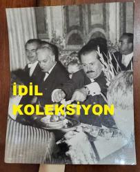 TÜRK HEKİM ve SİYASETÇİ, 1968-1973 İSTANBUL BELEDİYE BAŞKANI DOKTOR FAHRİ ATABEY'İN DOLMABAHÇE'DE VERDİĞİ AKŞAM YEMEĞİNDE ÇEKİLMİŞ ORİJİNAL BİR FOTOĞRAF - 14 x 11,5 cm EBADINDA