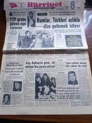 Hürriyet Gazetesi - Turkish Newspaper - 4 Ocak 1964 - meclis grubu karar aldı Yeni Türkiye Partisi güven oyu verecek - İsmet İnönü Kıbrıs'a tek taraflı müdahale edemezdim diyor - Kıbrıs olaylarını takip eden arkadaşımız Aydoğan Önol fotoğraf - Rumlar Türkleri açlıkla dize getirmek istiyor - şehirlerde köylerde hatta Türk alayında yiyecek bitti - Baf ve Larnaka kasabalarında kanlı çarpışmalar devam ediyor - Rumlar Türk rehinelerini götürürken kum torbası gibi siper yapıyorlardı  - Ataş Rafinerisi grevi 40 milyon lira zarara yol açtı - Yunan halkı Kıbrıs için ne diyor - Fatma Girik'in evi mühürlendi Fotoğrafı - Tanju Gürsu ve Çolpan İlhan bütün suçumuz sevmek filminde fotoğraf - Gönül Yazar ve Orhan Günşiray bir gecelik gelin filminde fotoğraf - 1963 yılında kaybettiğimiz sanatçı Suphi Kaner Fotoğraf - 1963'te Türk perdesinde mühim olaylar - 12 ay içinde de tam 111 film çevrildi - 1963'te Memleketimizde sevilen sesler ve şarkılar - Kleopatra çizen Faruk Geç - Sinema - Tiyatro