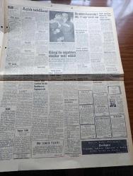 Hürriyet Gazetesi - Turkish Newspaper - 4 Ocak 1964 - meclis grubu karar aldı Yeni Türkiye Partisi güven oyu verecek - İsmet İnönü Kıbrıs'a tek taraflı müdahale edemezdim diyor - Kıbrıs olaylarını takip eden arkadaşımız Aydoğan Önol fotoğraf - Rumlar Türkleri açlıkla dize getirmek istiyor - şehirlerde köylerde hatta Türk alayında yiyecek bitti - Baf ve Larnaka kasabalarında kanlı çarpışmalar devam ediyor - Rumlar Türk rehinelerini götürürken kum torbası gibi siper yapıyorlardı  - Ataş Rafinerisi grevi 40 milyon lira zarara yol açtı - Yunan halkı Kıbrıs için ne diyor - Fatma Girik'in evi mühürlendi Fotoğrafı - Tanju Gürsu ve Çolpan İlhan bütün suçumuz sevmek filminde fotoğraf - Gönül Yazar ve Orhan Günşiray bir gecelik gelin filminde fotoğraf - 1963 yılında kaybettiğimiz sanatçı Suphi Kaner Fotoğraf - 1963'te Türk perdesinde mühim olaylar - 12 ay içinde de tam 111 film çevrildi - 1963'te Memleketimizde sevilen sesler ve şarkılar - Kleopatra çizen Faruk Geç - Sinema - Tiyatro