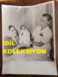 DOKTOR FİKRİ ERGENÇ'İN BÜYÜK BOY ORİJİNAL FOTOĞRAFI - 24 x 18 cm EBADINDA -  TÜRK HEKİM ve SİYASETÇİ, 1968-1973 İSTANBUL BELEDİYE BAŞKANI DOKTOR FAHRİ ATABEY'İN KATILDIĞI DOĞUM SIRASINDA ELİYLE DÜNYAYA GETİRDİĞİ ve FAHRİ ADI VERİLEN BEBEĞİN ZEYNEP KAMİL HASTANESİNDE ANNESİ HATUN KARAKAŞ ve DOKTOR FİKRİ ERGENÇ'İN ELLERİNDEYKEN ÇEKİLMİŞ BİR KARE. FOTO: ALAETTİN BÜTE