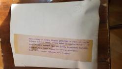 DOKTOR FİKRİ ERGENÇ'İN BÜYÜK BOY ORİJİNAL FOTOĞRAFI - 24 x 18 cm EBADINDA -  TÜRK HEKİM ve SİYASETÇİ, 1968-1973 İSTANBUL BELEDİYE BAŞKANI DOKTOR FAHRİ ATABEY'İN KATILDIĞI DOĞUM SIRASINDA ELİYLE DÜNYAYA GETİRDİĞİ ve FAHRİ ADI VERİLEN BEBEĞİN ZEYNEP KAMİL HASTANESİNDE ANNESİ HATUN KARAKAŞ ve DOKTOR FİKRİ ERGENÇ'İN ELLERİNDEYKEN ÇEKİLMİŞ BİR KARE. FOTO: ALAETTİN BÜTE