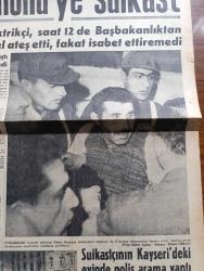 Hürriyet Gazetesi - Turkish Newspaper - 22 Şubat 1964 - İsmet İnönü'ye suikast - Kayserili  elektrikçi Mesut Suna saat 12'de başbakanlıktan çıkan İsmet İnönü'ye üç el ateş etti fakat isabet ettiremedi Fotoğrafı - suikastçı Mesut Suna kimdir - İsmet İnönü'nün özel kalem müdürü Necdet Çalp suikasti anlatıyor - suikastçinin Kayseri'deki evinde polis arama yaptı - Adalet Partisi genel başkanı Ragıp Gümüşpala olayı tel'in etti - Mesut Suna'ya 24 yıl hapis cezası verilecek - Serbest kürsü herkese söz hakkı yöneten Tahsin Öztin - İntibah çamaşır fabrikası kapatılınca 50 bin çamaşır ortada kaldı - İsmet İnönü'ye yapılan suikastten fotoğraflar - suikastçi Mesut Suna yakalandıktan sonra fotoğraf - İsmet İnönü suikasttan sonra öğle yemeği yiyor fotoğraf - suikast hadisesinin cereyan ettiği yer fotoğraf - İsmet İnönü evinin önünde fotoğraf - Fatoş karikatür - Gökler hakimi gordon karikatür - güngörmüşler karikatür - Dedektif Nik'in maceraları - İstanbul'da sinema tiyatro programı - Royal margarin