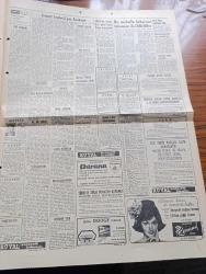 Hürriyet Gazetesi - Turkish Newspaper - 22 Şubat 1964 - İsmet İnönü'ye suikast - Kayserili  elektrikçi Mesut Suna saat 12'de başbakanlıktan çıkan İsmet İnönü'ye üç el ateş etti fakat isabet ettiremedi Fotoğrafı - suikastçı Mesut Suna kimdir - İsmet İnönü'nün özel kalem müdürü Necdet Çalp suikasti anlatıyor - suikastçinin Kayseri'deki evinde polis arama yaptı - Adalet Partisi genel başkanı Ragıp Gümüşpala olayı tel'in etti - Mesut Suna'ya 24 yıl hapis cezası verilecek - Serbest kürsü herkese söz hakkı yöneten Tahsin Öztin - İntibah çamaşır fabrikası kapatılınca 50 bin çamaşır ortada kaldı - İsmet İnönü'ye yapılan suikastten fotoğraflar - suikastçi Mesut Suna yakalandıktan sonra fotoğraf - İsmet İnönü suikasttan sonra öğle yemeği yiyor fotoğraf - suikast hadisesinin cereyan ettiği yer fotoğraf - İsmet İnönü evinin önünde fotoğraf - Fatoş karikatür - Gökler hakimi gordon karikatür - güngörmüşler karikatür - Dedektif Nik'in maceraları - İstanbul'da sinema tiyatro programı - Royal margarin