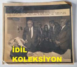 ERDAL İNÖNÜ'NÜN ORİJİNAL AJANS-BASIN FOTOĞRAFI (KAĞIT BASKI) - 21 x 19 cm EBADINDA - ERDAL İNÖNÜ FITIK AMELİYATI SONRASINDA YATAĞINDA İSTİRAHAT EDERKEN KENDİSİNİ ZİYARETE GELEN SÜLEYMAN DEMİREL'LE AYNI KAREDE. 1991. SELAHATTİN YILMAZ