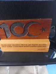 100 . Yıl nedeni ile el işçiliği ile yapılmış Atatürk 'ün vecizesi işenmiş  ay yıldızlı  masa  üstü biblo 15 x  20 çift taraflı
