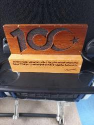 100 . Yıl nedeni ile el işçiliği ile yapılmış Atatürk 'ün vecizesi işenmiş  ay yıldızlı  masa  üstü biblo 15 x  20 çift taraflı