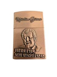 MÜSLÜM GÜRSEL Kabartma Figürlü Bronz Metal Gazlı Çakmak