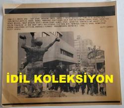 ERDAL İNÖNÜ'NÜN ORİJİNAL AJANS-BASIN FOTOĞRAFI (KAĞIT BASKI) - 21 x 19 cm EBADINDA - ERDAL İNÖNÜ, 1 MAYIS NEDENİYLE TÜRK-İŞ'TE DÜZENLENEN TOPLANTIDAN ÇIKARKEN ÇEKİLMİŞ BİR KARE. 1990 ABDURRAHMAN ANTAKYALI