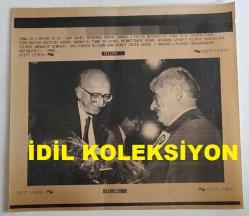 ERDAL İNÖNÜ'NÜN ORİJİNAL AJANS-BASIN FOTOĞRAFI (KAĞIT BASKI) - 21 x 19 cm EBADINDA - ERDAL İNÖNÜ, 1 MAYIS NEDENİYLE TÜRK-İŞ'TE DÜZENLENEN TOPLANTIDA TÜRK-İŞ GENEL BAŞKANI ŞEVKET YILMAZ'LA BİRBİRLERİNİ TEBRİK EDERKEN ÇEKİLMİŞ BİR KARE. 1990. ABDURRAHMAN ANTAKYALI