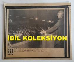 ERDAL İNÖNÜ'NÜN ORİJİNAL AJANS-BASIN FOTOĞRAFI (KAĞIT BASKI) - 21 x 18 cm EBADINDA - ERDAL İNÖNÜ, KÜRSÜDE KONUŞMA YAPARKEN ÇEKİLMİŞ BİR KARE. 1990. ŞÜKRÜ AKIN