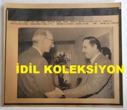 ERDAL İNÖNÜ'NÜN ORİJİNAL AJANS-BASIN FOTOĞRAFI (KAĞIT BASKI) - 21 x 19 cm EBADINDA - ERDAL İNÖNÜ, IRAK'IN ANKARA BÜYÜKELÇİSİ EL TİKRİTİ'YLE TOKALAŞIRKEN ÇEKİLMİŞ BİR KARE. 1991. HASAN AYDIN