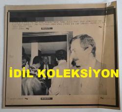 ERDAL İNÖNÜ'NÜN ORİJİNAL AJANS-BASIN FOTOĞRAFI (KAĞIT BASKI) - 21 x 20 cm EBADINDA - ERDAL İNÖNÜ, PARTİ GENEL MERKEZİNDEN ÇIKARKEN ÇEKİLMİŞ BİR KARE. 1991