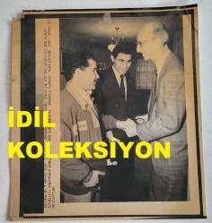 ERDAL İNÖNÜ'NÜN ORİJİNAL AJANS-BASIN FOTOĞRAFI (KAĞIT BASKI) - 21 x 20 cm EBADINDA - ERDAL İNÖNÜ, ENGELLİLER HAFTASI NEDENİYLE BİR GRUP ENGELLİ VATANDAŞI MAKAMINDA KARŞILARKEN ÇEKİLMİŞ BİR KARE