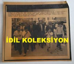 ERDAL İNÖNÜ'NÜN ORİJİNAL AJANS-BASIN FOTOĞRAFI (KAĞIT BASKI) - 21 x 20 cm EBADINDA - ERDAL İNÖNÜ, ANKARA'YA DÖNÜŞÜNDE İL BAŞLANLIĞINA VATANDAŞLARLA BİRLİKTE YÜRÜRKEN ÇEKİLMİŞ BİR KARE