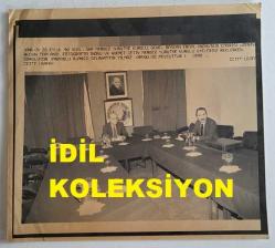 ERDAL İNÖNÜ'NÜN ORİJİNAL AJANS-BASIN FOTOĞRAFI (KAĞIT BASKI) - 21 x 20 cm EBADINDA - ERDAL İNÖNÜ, DÜZENLEDİĞİ TOPLANTIDA HİKMET ÇETİN'LE YAN YANAYKEN ÇEKİLMİŞ BİR KARE. 1990. SELAHATTİN YILMAZ