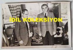 SAKIP SABANCI ve 1982-1984 İSTANBUL BELEDİYE BAŞKANI ABDULLAH TIRTIL'IN ORİJİNAL FOTOĞRAFI - 18 x 12 cm EBADINDA - ABDULLAH TIRTIL, SAKIP SABANCI'YLA YAPTIĞI BİR GÖRÜŞMEDE YAN YANA POZ VERİRKEN ÇEKİLMİŞ BİR KARE. 24 ARALIK 1982