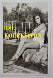 YEŞİLÇAM OYUNCUSU ve 1969 TÜRKİYE GÜZELİ ZUHAL AKTAN'IN ORİJİNAL 3'LÜ FOTOĞRAF SETİ - 18 x 12 cm EBADINDA - ZUHAL AKTAN, BEYAZ BİKİNİSİYLE HAVUZ KENARINDA POZ VERİRKEN ÇEKİLMİŞ 3 FARKLI KARE