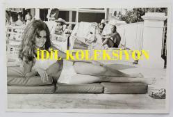 YEŞİLÇAM OYUNCUSU ve 1969 TÜRKİYE GÜZELİ ZUHAL AKTAN'IN ORİJİNAL 3'LÜ FOTOĞRAF SETİ - 18 x 12 cm EBADINDA - ZUHAL AKTAN, BEYAZ BİKİNİSİYLE HAVUZ KENARINDA POZ VERİRKEN ÇEKİLMİŞ 3 FARKLI KARE