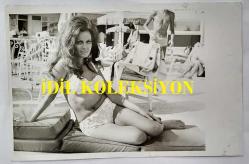 YEŞİLÇAM OYUNCUSU ve 1969 TÜRKİYE GÜZELİ ZUHAL AKTAN'IN ORİJİNAL 3'LÜ FOTOĞRAF SETİ - 18 x 12 cm EBADINDA - ZUHAL AKTAN, BEYAZ BİKİNİSİYLE HAVUZ KENARINDA POZ VERİRKEN ÇEKİLMİŞ 3 FARKLI KARE