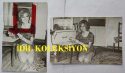 YEŞİLÇAM OYUNCUSU ve 1969 TÜRKİYE GÜZELİ ZUHAL AKTAN'IN ORİJİNAL 2'Lİ FOTOĞRAF SETİ - 18 x 12 cm EBADINDA - ZUHAL AKTAN, EVİNDE SEHPANIN ÜZRİNDE BİR ŞEYLER YERKEN ÇEKİLMİŞ 2 FARKLI KARE
