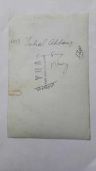 YEŞİLÇAM OYUNCUSU ve 1969 TÜRKİYE GÜZELİ ZUHAL AKTAN'IN ORİJİNAL 2'Lİ FOTOĞRAF SETİ - 18 x 12 cm EBADINDA - ZUHAL AKTAN, EVİNDE SEHPANIN ÜZRİNDE BİR ŞEYLER YERKEN ÇEKİLMİŞ 2 FARKLI KARE