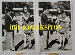 YEŞİLÇAM OYUNCUSU ve 1969 TÜRKİYE GÜZELİ ZUHAL AKTAN'IN ORİJİNAL 2'Lİ FOTOĞRAF SETİ - 18 x 12 cm EBADINDA - ZUHAL AKTAN, BİR PARKTAKİ SEYYAR ÇEKİLİŞTE SİGARA KAZANIRKEN ÇEKİLMİŞ 2 FARKLI KARE