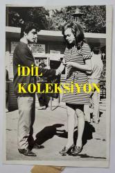 YEŞİLÇAM OYUNCUSU ve 1969 TÜRKİYE GÜZELİ ZUHAL AKTAN'IN ORİJİNAL 2'Lİ FOTOĞRAF SETİ - 18 x 12 cm EBADINDA - ZUHAL AKTAN, BİR PARKTAKİ SEYYAR ÇEKİLİŞTE SİGARA KAZANIRKEN ÇEKİLMİŞ 2 FARKLI KARE