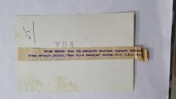 YEŞİLÇAM OYUNCUSU ve 1969 TÜRKİYE GÜZELİ ZUHAL AKTAN'IN ORİJİNAL 2'Lİ FOTOĞRAF SETİ - 18 x 12 cm EBADINDA - ZUHAL AKTAN, BİR PARKTAKİ SEYYAR ÇEKİLİŞTE SİGARA KAZANIRKEN ÇEKİLMİŞ 2 FARKLI KARE