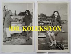 YEŞİLÇAM OYUNCUSU ve 1969 TÜRKİYE GÜZELİ ZUHAL AKTAN'IN ORİJİNAL 2'Lİ FOTOĞRAF SETİ - 18 x 12 cm EBADINDA - ZUHAL AKTAN, SAHİLDE YÜRÜYÜŞ YAPTIĞI GÜN KAĞIT HELVA ALIRKEN ve LİMAN MANZARASI ÖNÜNDE GÜLÜMSEYEREK POZ VERİRKEN ÇEKİLMİŞ 2 FARKLI KARE