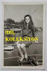 YEŞİLÇAM OYUNCUSU ve 1969 TÜRKİYE GÜZELİ ZUHAL AKTAN'IN ORİJİNAL 2'Lİ FOTOĞRAF SETİ - 18 x 12 cm EBADINDA - ZUHAL AKTAN, SAHİLDE YÜRÜYÜŞ YAPTIĞI GÜN KAĞIT HELVA ALIRKEN ve LİMAN MANZARASI ÖNÜNDE GÜLÜMSEYEREK POZ VERİRKEN ÇEKİLMİŞ 2 FARKLI KARE