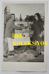 YEŞİLÇAM OYUNCUSU ve 1969 TÜRKİYE GÜZELİ ZUHAL AKTAN'IN ORİJİNAL 2'Lİ FOTOĞRAF SETİ - 18 x 12 cm EBADINDA - ZUHAL AKTAN, SAHİLDE YÜRÜYÜŞ YAPTIĞI GÜN KAĞIT HELVA ALIRKEN ve LİMAN MANZARASI ÖNÜNDE GÜLÜMSEYEREK POZ VERİRKEN ÇEKİLMİŞ 2 FARKLI KARE