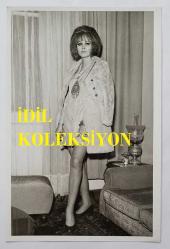 YEŞİLÇAM OYUNCUSU ve 1969 TÜRKİYE GÜZELİ ZUHAL AKTAN'IN ORİJİNAL 2'Lİ FOTOĞRAF SETİ - 18 x 12 cm EBADINDA - ZUHAL AKTAN, EVİNDE ŞIK GİYSİSİYLE POZ VERİRKEN ÇEKİLMİŞ NET KALİTEDE 2 FOTOĞRAF
