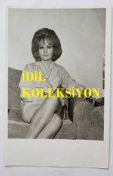 YEŞİLÇAM OYUNCUSU ve 1969 TÜRKİYE GÜZELİ ZUHAL AKTAN'IN ORİJİNAL 2'Lİ FOTOĞRAF SETİ - 18 x 12 cm EBADINDA - ZUHAL AKTAN, EVİNDE ŞIK GİYSİSİYLE POZ VERİRKEN ÇEKİLMİŞ NET KALİTEDE 2 FOTOĞRAF