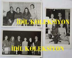 YEŞİLÇAM OYUNCUSU ve 1969 TÜRKİYE GÜZELİ ZUHAL AKTAN'IN ORİJİNAL 3'LÜ FOTOĞRAF SETİ - 18 x 12 cm EBADINDA - ZUHAL AKTAN, AİLE BİREYLERİYLE HATIRA POZLARI VERİRKEN ÇEKİLMİŞ 3 FARKLI KARE
