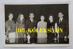 YEŞİLÇAM OYUNCUSU ve 1969 TÜRKİYE GÜZELİ ZUHAL AKTAN'IN ORİJİNAL 3'LÜ FOTOĞRAF SETİ - 18 x 12 cm EBADINDA - ZUHAL AKTAN, AİLE BİREYLERİYLE HATIRA POZLARI VERİRKEN ÇEKİLMİŞ 3 FARKLI KARE