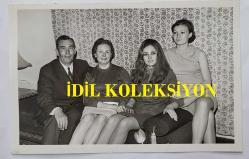 YEŞİLÇAM OYUNCUSU ve 1969 TÜRKİYE GÜZELİ ZUHAL AKTAN'IN ORİJİNAL 3'LÜ FOTOĞRAF SETİ - 18 x 12 cm EBADINDA - ZUHAL AKTAN, AİLE BİREYLERİYLE HATIRA POZLARI VERİRKEN ÇEKİLMİŞ 3 FARKLI KARE