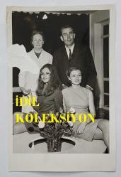 YEŞİLÇAM OYUNCUSU ve 1969 TÜRKİYE GÜZELİ ZUHAL AKTAN'IN ORİJİNAL 3'LÜ FOTOĞRAF SETİ - 18 x 12 cm EBADINDA - ZUHAL AKTAN, AİLE BİREYLERİYLE HATIRA POZLARI VERİRKEN ÇEKİLMİŞ 3 FARKLI KARE