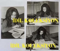 YEŞİLÇAM OYUNCUSU ve 1969 TÜRKİYE GÜZELİ ZUHAL AKTAN'IN ORİJİNAL 3'LÜ FOTOĞRAF SETİ - 18 x 13 cm EBADINDA - ZUHAL AKTAN, EVİNDE DERS ÇALIŞTIĞI ANLARDA LEBLEBİ YERKEN ÇEKİLMİŞ 3 FARKLI KARE