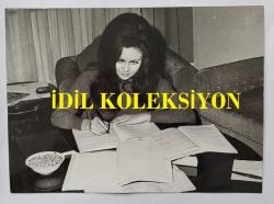 YEŞİLÇAM OYUNCUSU ve 1969 TÜRKİYE GÜZELİ ZUHAL AKTAN'IN ORİJİNAL 3'LÜ FOTOĞRAF SETİ - 18 x 13 cm EBADINDA - ZUHAL AKTAN, EVİNDE DERS ÇALIŞTIĞI ANLARDA LEBLEBİ YERKEN ÇEKİLMİŞ 3 FARKLI KARE