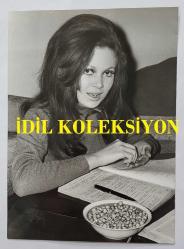 YEŞİLÇAM OYUNCUSU ve 1969 TÜRKİYE GÜZELİ ZUHAL AKTAN'IN ORİJİNAL 3'LÜ FOTOĞRAF SETİ - 18 x 13 cm EBADINDA - ZUHAL AKTAN, EVİNDE DERS ÇALIŞTIĞI ANLARDA LEBLEBİ YERKEN ÇEKİLMİŞ 3 FARKLI KARE