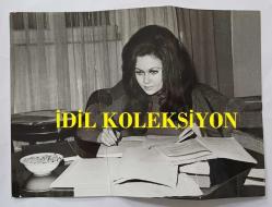 YEŞİLÇAM OYUNCUSU ve 1969 TÜRKİYE GÜZELİ ZUHAL AKTAN'IN ORİJİNAL 3'LÜ FOTOĞRAF SETİ - 18 x 13 cm EBADINDA - ZUHAL AKTAN, EVİNDE DERS ÇALIŞTIĞI ANLARDA LEBLEBİ YERKEN ÇEKİLMİŞ 3 FARKLI KARE