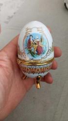 Porselen yumurta . İçine mini obje koymak icin