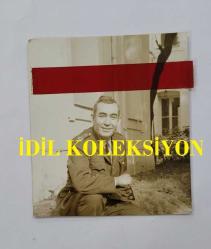 YEŞİLÇAM OYUNCUSU ve 1969 TÜRKİYE GÜZELİ ZUHAL AKTAN'IN SUBAY BABASI ZÜLKARNEYN AKTAN'IN ORİJİNAL FOTOĞRAFI - 8 x 7 cm EBADINDA