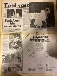 HAFTA SONU GAZETESİ DOĞUM GÜNÜ HEDİYESİ  ( Turkish Newspaper ) - 25 TEMMUZ 1980 -TAM TAKIM 12 SAYFADIR -Filiz Akın-Müjde Ar – Orhan Gencebay – Azize Gencebay – Zeki Müren – Prof. Ağanay – Şakir – Asıf Balıkadamları Derneği – Gönül Akyüz – Gökben – Ajda Pekkan – Fikret Hakan – Nalan – Tahir Meriç – Kadir İnanır – Nazan Özgü – Ahu Tuğba – Nihat – Tarkan Savaş – Türkan Şoray – Tarık Akan  Bal gibi aşk – Ya yalan söylüyor ya intihar ediyor – Şakir Bey günahsız avlar peşinde – Bu iftar sofraları oruç bozar – Bu yüz gülmeyi unuttu – Son pişmanlık bazen fayda verir – Ve Kadir su koyuverdi – Kaza yaptı adam öldürdü ve kurtuldu – Nefesi kuvvetli hoca – Görünmeyen adamın gözüyle – Sahnede bir garip kuş – Tatil yasak – Tarık Akan için zaman durdu  Müjde Ar Orhan Gencebay ikilisi şimdi herkesin dilinde – İkisinin de gözlerinde romantik bir sevgi huzur dolu bakışlar var – Orhan Gencebay’ın sevdiği ve saydığı kadın – Bir yıl önceki ilişki nasıl tazelendi – Azize Gencebay’a göre bu ilahi adalettir –