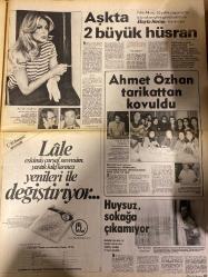 HAFTA SONU GAZETESİ DOĞUM GÜNÜ HEDİYESİ  ( Turkish Newspaper ) - 25 TEMMUZ 1980 -TAM TAKIM 12 SAYFADIR -Filiz Akın-Müjde Ar – Orhan Gencebay – Azize Gencebay – Zeki Müren – Prof. Ağanay – Şakir – Asıf Balıkadamları Derneği – Gönül Akyüz – Gökben – Ajda Pekkan – Fikret Hakan – Nalan – Tahir Meriç – Kadir İnanır – Nazan Özgü – Ahu Tuğba – Nihat – Tarkan Savaş – Türkan Şoray – Tarık Akan  Bal gibi aşk – Ya yalan söylüyor ya intihar ediyor – Şakir Bey günahsız avlar peşinde – Bu iftar sofraları oruç bozar – Bu yüz gülmeyi unuttu – Son pişmanlık bazen fayda verir – Ve Kadir su koyuverdi – Kaza yaptı adam öldürdü ve kurtuldu – Nefesi kuvvetli hoca – Görünmeyen adamın gözüyle – Sahnede bir garip kuş – Tatil yasak – Tarık Akan için zaman durdu  Müjde Ar Orhan Gencebay ikilisi şimdi herkesin dilinde – İkisinin de gözlerinde romantik bir sevgi huzur dolu bakışlar var – Orhan Gencebay’ın sevdiği ve saydığı kadın – Bir yıl önceki ilişki nasıl tazelendi – Azize Gencebay’a göre bu ilahi adalettir –