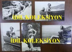 YEŞİLÇAM OYUNCUSU ve 1969 TÜRKİYE GÜZELİ ZUHAL AKTAN'IN ORİJİNAL 5'Lİ FOTOĞRAF SETİ - 18 x 12 cm EBADINDA - ZUHAL AKTAN, MAYOSUYLA DENİZ KENARINDA GÜNEŞLENİRKEN ve TEKNEDE POZ VERİRKEN ÇEKİLMİŞ 5 FARKLI KARE... ÖZEL ARŞİV (HASAN SAVRAN. MARMARA ADASI)