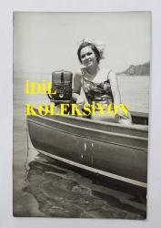 YEŞİLÇAM OYUNCUSU ve 1969 TÜRKİYE GÜZELİ ZUHAL AKTAN'IN ORİJİNAL 5'Lİ FOTOĞRAF SETİ - 18 x 12 cm EBADINDA - ZUHAL AKTAN, MAYOSUYLA DENİZ KENARINDA GÜNEŞLENİRKEN ve TEKNEDE POZ VERİRKEN ÇEKİLMİŞ 5 FARKLI KARE... ÖZEL ARŞİV (HASAN SAVRAN. MARMARA ADASI)