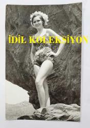 YEŞİLÇAM OYUNCUSU ve 1969 TÜRKİYE GÜZELİ ZUHAL AKTAN'IN ORİJİNAL 5'Lİ FOTOĞRAF SETİ - 18 x 12 cm EBADINDA - ZUHAL AKTAN, MAYOSUYLA DENİZ KENARINDA GÜNEŞLENİRKEN ve TEKNEDE POZ VERİRKEN ÇEKİLMİŞ 5 FARKLI KARE... ÖZEL ARŞİV (HASAN SAVRAN. MARMARA ADASI)