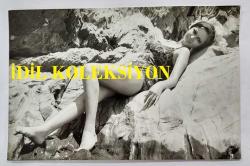 YEŞİLÇAM OYUNCUSU ve 1969 TÜRKİYE GÜZELİ ZUHAL AKTAN'IN ORİJİNAL 5'Lİ FOTOĞRAF SETİ - 18 x 12 cm EBADINDA - ZUHAL AKTAN, MAYOSUYLA DENİZ KENARINDA GÜNEŞLENİRKEN ve TEKNEDE POZ VERİRKEN ÇEKİLMİŞ 5 FARKLI KARE... ÖZEL ARŞİV (HASAN SAVRAN. MARMARA ADASI)